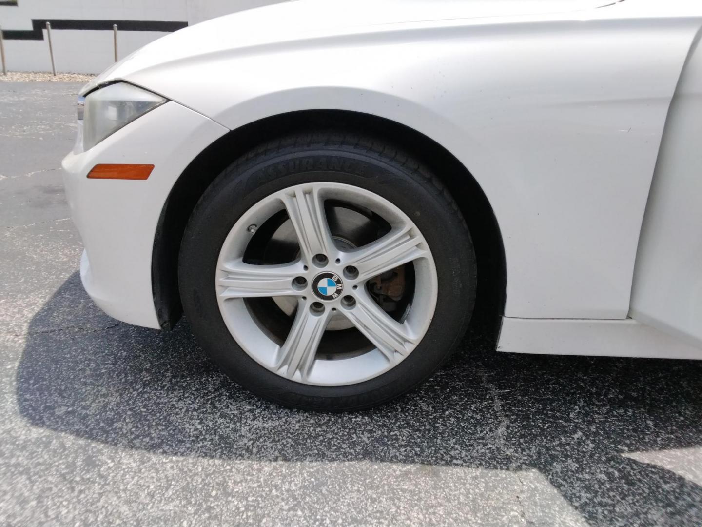 2014 White /Beige BMW 3-Series 320i Sedan (WBA3B1C53EK) with an 2.0L L4 DOHC 16V engine, located at 6112 N Florida Avenue, Tampa, FL, 33604, (888) 521-5131, 27.954929, -82.459534 - $499 down plus tax & tag.- Photo#9