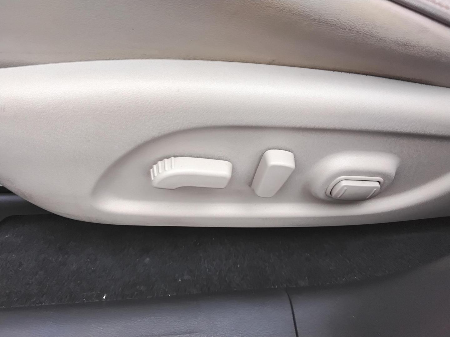 2017 BLUE /Beige Infiniti QX60 Base AWD (5N1DL0MMXHC) with an 3.5L V6 DOHC 24V engine, CVT transmission, located at 6112 N Florida Avenue, Tampa, FL, 33604, (888) 521-5131, 27.954929, -82.459534 - $499 down plus tax & tag. - Photo#23