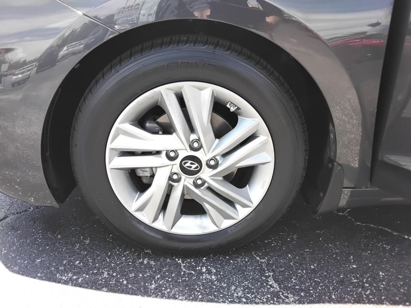 2020 GRAY /Beige Hyundai Elantra Limited (5NPD84LF5LH) with an 1.8L L4 DOHC 16V engine, 6A transmission, located at 6112 N Florida Avenue, Tampa, FL, 33604, (888) 521-5131, 27.954929, -82.459534 - $499 down plus tax & tag. - Photo#8