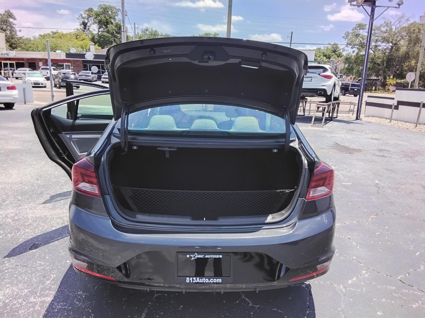 2020 GRAY /Beige Hyundai Elantra Limited (5NPD84LF5LH) with an 1.8L L4 DOHC 16V engine, 6A transmission, located at 6112 N Florida Avenue, Tampa, FL, 33604, (888) 521-5131, 27.954929, -82.459534 - $499 down plus tax & tag. - Photo#4