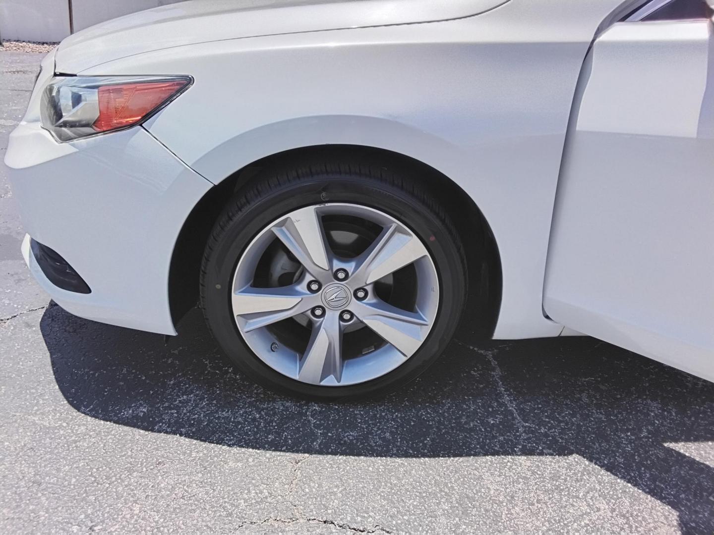 2015 White /Beige Acura ILX 5-Spd AT w/ Technology Package (19VDE1F77FE) with an 2.0L L4 16V DOHC engine, 5-Speed Automatic transmission, located at 6112 N Florida Avenue, Tampa, FL, 33604, (888) 521-5131, 27.954929, -82.459534 - $499 down plus tax & tag. - Photo#9