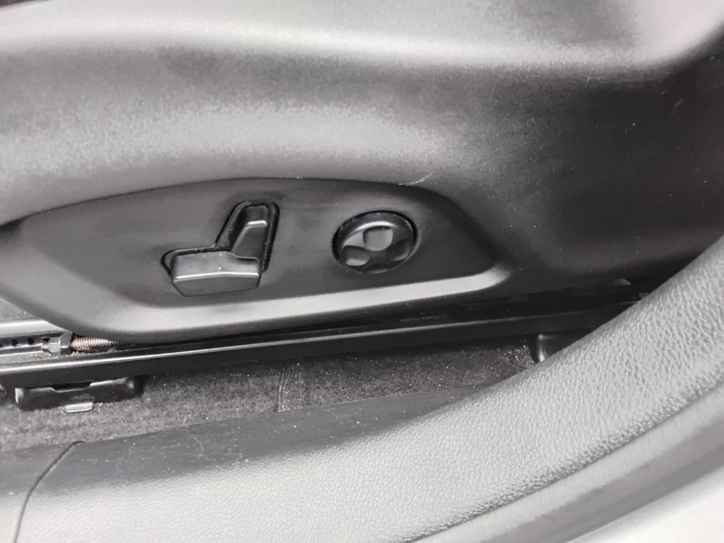 2018 SILVER /Black Jeep Compass Sport FWD (3C4NJCBB7JT) with an 2.4L L4 DOHC 16V engine, located at 6112 N Florida Avenue, Tampa, FL, 33604, (888) 521-5131, 27.954929, -82.459534 - $499 down plus tax & tag. - Photo#18