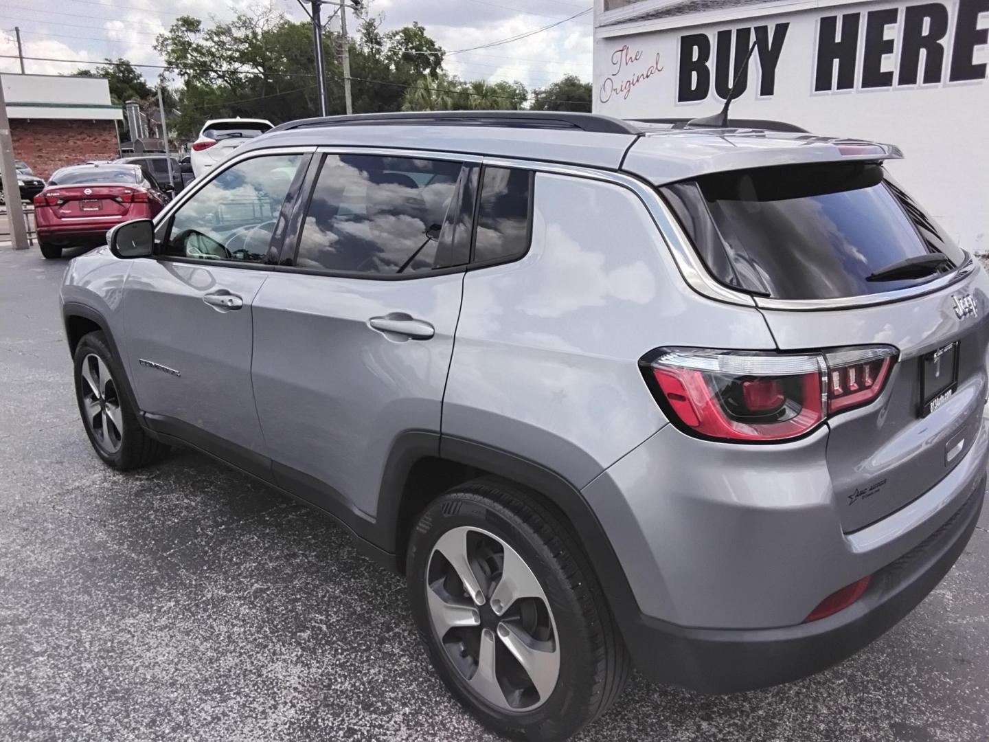2018 SILVER /Black Jeep Compass Sport FWD (3C4NJCBB7JT) with an 2.4L L4 DOHC 16V engine, located at 6112 N Florida Avenue, Tampa, FL, 33604, (888) 521-5131, 27.954929, -82.459534 - $499 down plus tax & tag. - Photo#4