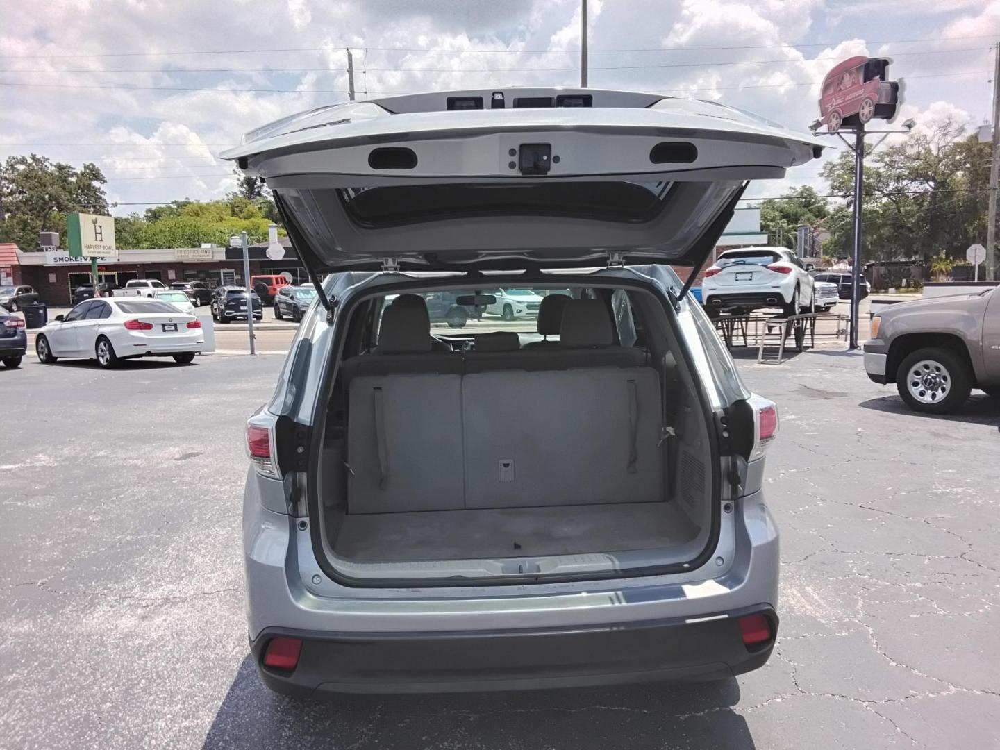 2015 SILVER /Grey Toyota Highlander LE FWD I4 (5TDZARFH8FS) with an 2.7L L4 DOHC 16V engine, 6-Speed Automatic transmission, located at 6112 N Florida Avenue, Tampa, FL, 33604, (888) 521-5131, 27.954929, -82.459534 - $499 down plus tax & tag.- Photo#13