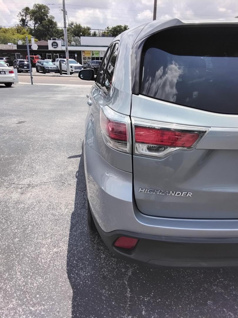 2015 SILVER /Grey Toyota Highlander LE FWD I4 (5TDZARFH8FS) with an 2.7L L4 DOHC 16V engine, 6-Speed Automatic transmission, located at 6112 N Florida Avenue, Tampa, FL, 33604, (888) 521-5131, 27.954929, -82.459534 - $499 down plus tax & tag.- Photo#8