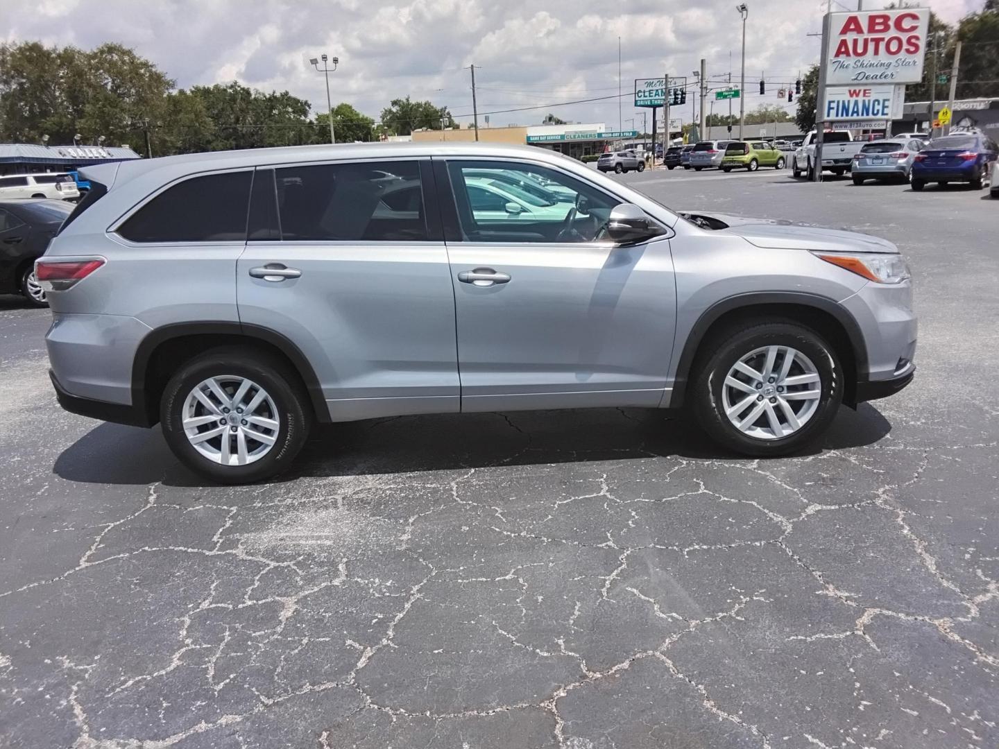 2015 SILVER /Grey Toyota Highlander LE FWD I4 (5TDZARFH8FS) with an 2.7L L4 DOHC 16V engine, 6-Speed Automatic transmission, located at 6112 N Florida Avenue, Tampa, FL, 33604, (888) 521-5131, 27.954929, -82.459534 - $499 down plus tax & tag.- Photo#5