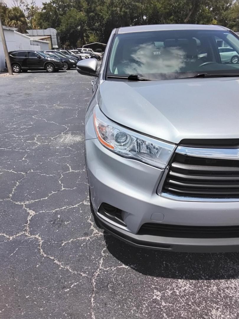 2015 SILVER /Grey Toyota Highlander LE FWD I4 (5TDZARFH8FS) with an 2.7L L4 DOHC 16V engine, 6-Speed Automatic transmission, located at 6112 N Florida Avenue, Tampa, FL, 33604, (888) 521-5131, 27.954929, -82.459534 - $499 down plus tax & tag.- Photo#3