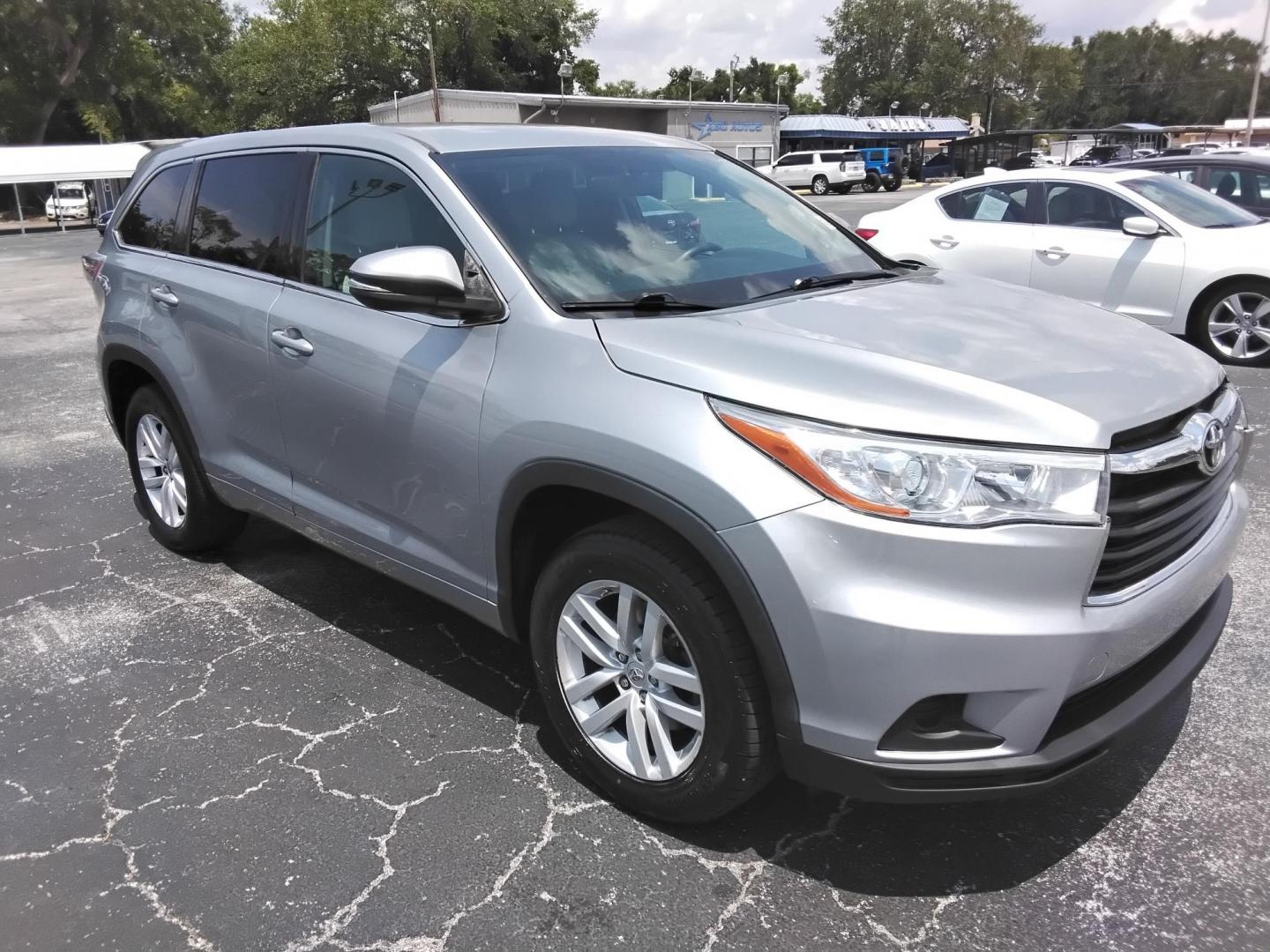 2015 SILVER /Grey Toyota Highlander LE FWD I4 (5TDZARFH8FS) with an 2.7L L4 DOHC 16V engine, 6-Speed Automatic transmission, located at 6112 N Florida Avenue, Tampa, FL, 33604, (888) 521-5131, 27.954929, -82.459534 - $499 down plus tax & tag.- Photo#7