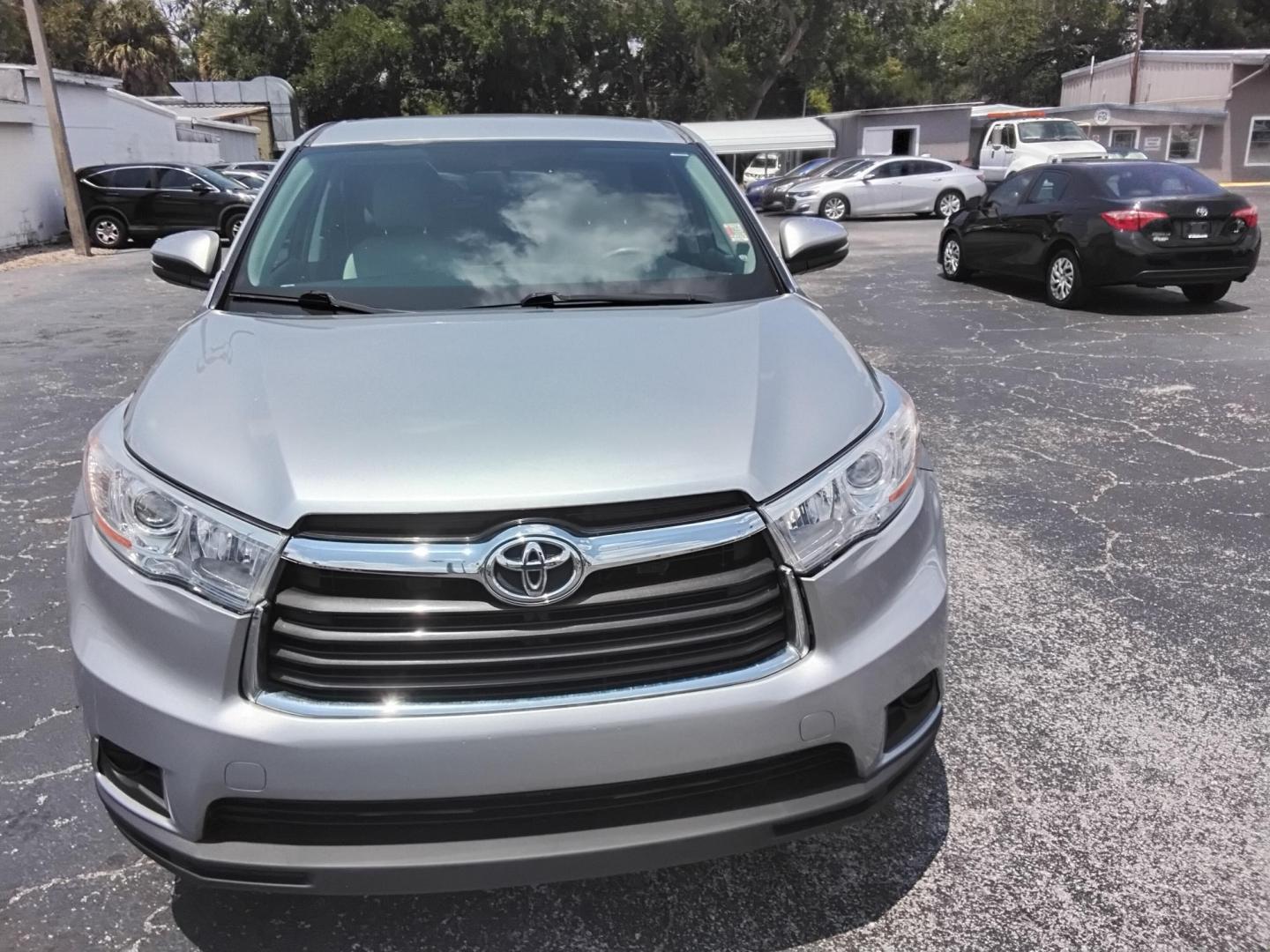 2015 SILVER /Grey Toyota Highlander LE FWD I4 (5TDZARFH8FS) with an 2.7L L4 DOHC 16V engine, 6-Speed Automatic transmission, located at 6112 N Florida Avenue, Tampa, FL, 33604, (888) 521-5131, 27.954929, -82.459534 - $499 down plus tax & tag.- Photo#2