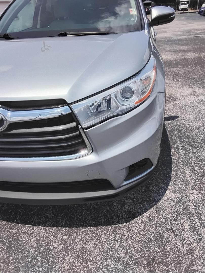 2015 SILVER /Grey Toyota Highlander LE FWD I4 (5TDZARFH8FS) with an 2.7L L4 DOHC 16V engine, 6-Speed Automatic transmission, located at 6112 N Florida Avenue, Tampa, FL, 33604, (888) 521-5131, 27.954929, -82.459534 - $499 down plus tax & tag.- Photo#4
