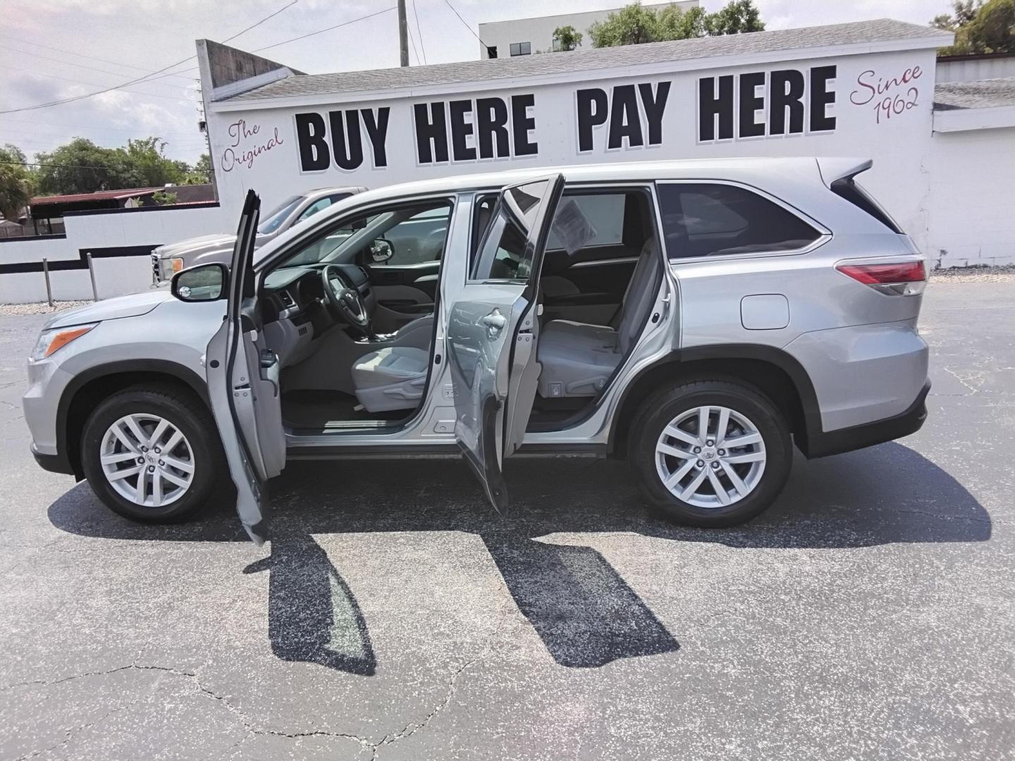 2015 SILVER /Grey Toyota Highlander LE FWD I4 (5TDZARFH8FS) with an 2.7L L4 DOHC 16V engine, 6-Speed Automatic transmission, located at 6112 N Florida Avenue, Tampa, FL, 33604, (888) 521-5131, 27.954929, -82.459534 - $499 down plus tax & tag.- Photo#1