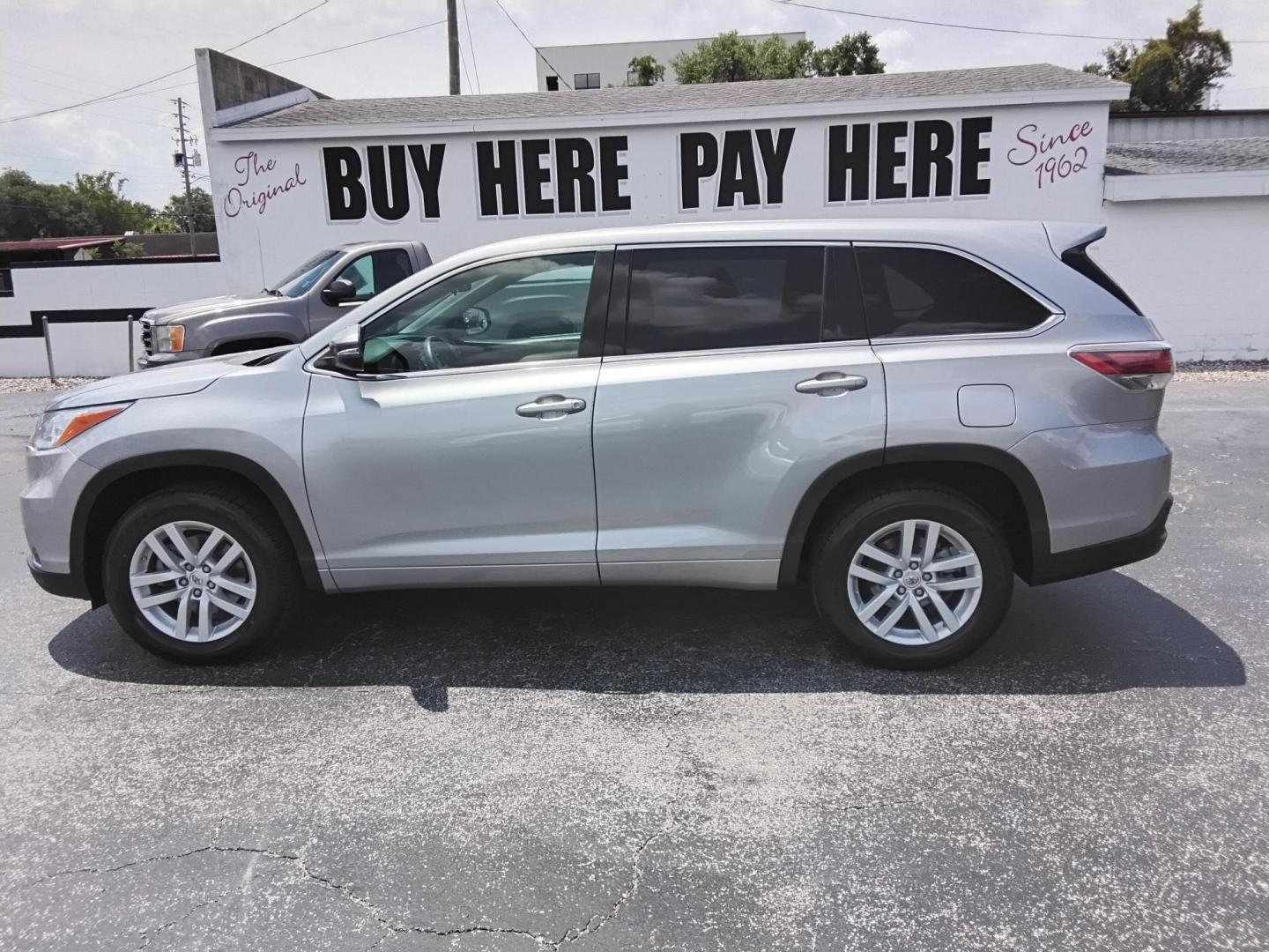 2015 SILVER /Grey Toyota Highlander LE FWD I4 (5TDZARFH8FS) with an 2.7L L4 DOHC 16V engine, 6-Speed Automatic transmission, located at 6112 N Florida Avenue, Tampa, FL, 33604, (888) 521-5131, 27.954929, -82.459534 - $499 down plus tax & tag.- Photo#0