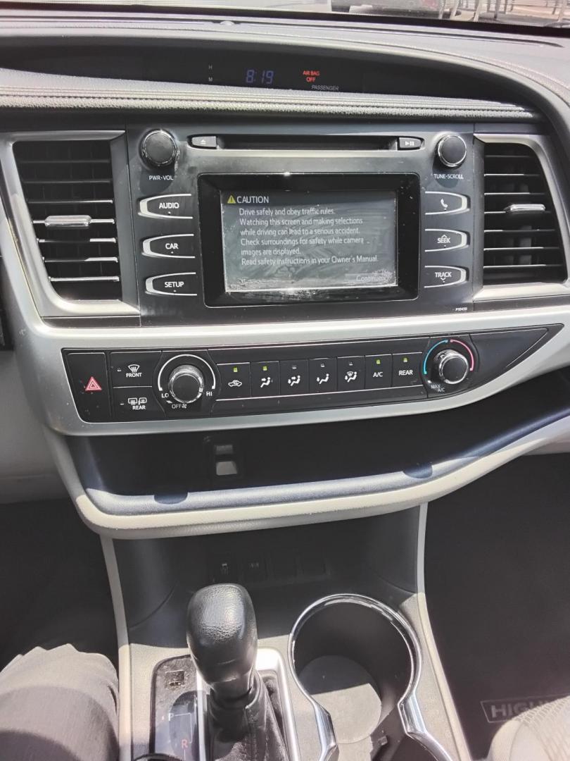 2015 SILVER /Grey Toyota Highlander LE FWD I4 (5TDZARFH8FS) with an 2.7L L4 DOHC 16V engine, 6-Speed Automatic transmission, located at 6112 N Florida Avenue, Tampa, FL, 33604, (888) 521-5131, 27.954929, -82.459534 - $499 down plus tax & tag.- Photo#17