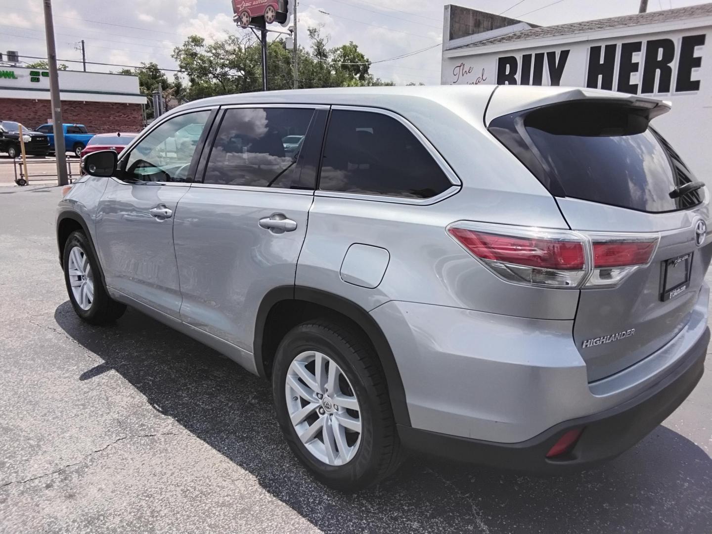 2015 SILVER /Grey Toyota Highlander LE FWD I4 (5TDZARFH8FS) with an 2.7L L4 DOHC 16V engine, 6-Speed Automatic transmission, located at 6112 N Florida Avenue, Tampa, FL, 33604, (888) 521-5131, 27.954929, -82.459534 - $499 down plus tax & tag.- Photo#10