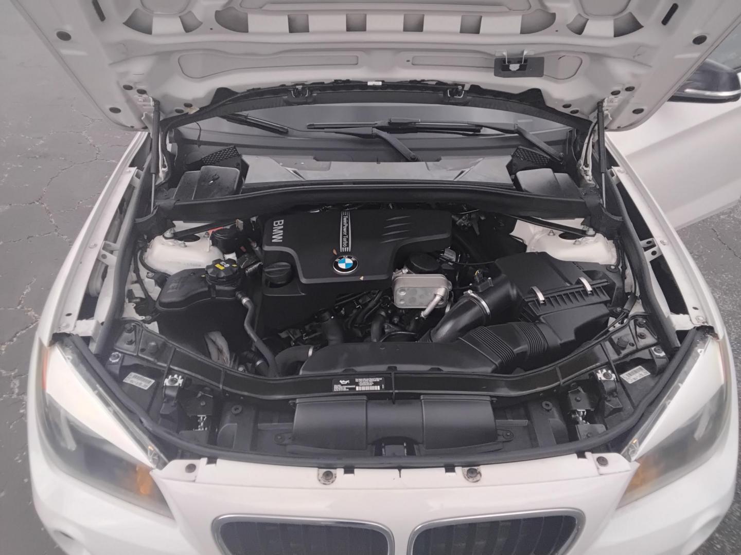 2015 White /Black BMW X1 sDrive28i (WBAVM1C58FV) with an 2.0L L4 DOHC 16V engine, 8-Speed Automatic transmission, located at 6112 N Florida Avenue, Tampa, FL, 33604, (888) 521-5131, 27.954929, -82.459534 - $499 down plus tax & tag. - Photo#8