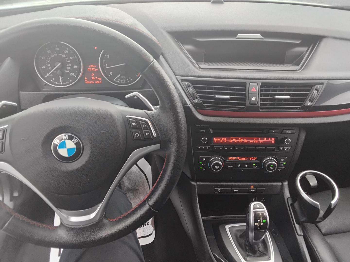 2015 White /Black BMW X1 sDrive28i (WBAVM1C58FV) with an 2.0L L4 DOHC 16V engine, 8-Speed Automatic transmission, located at 6112 N Florida Avenue, Tampa, FL, 33604, (888) 521-5131, 27.954929, -82.459534 - $499 down plus tax & tag. - Photo#5