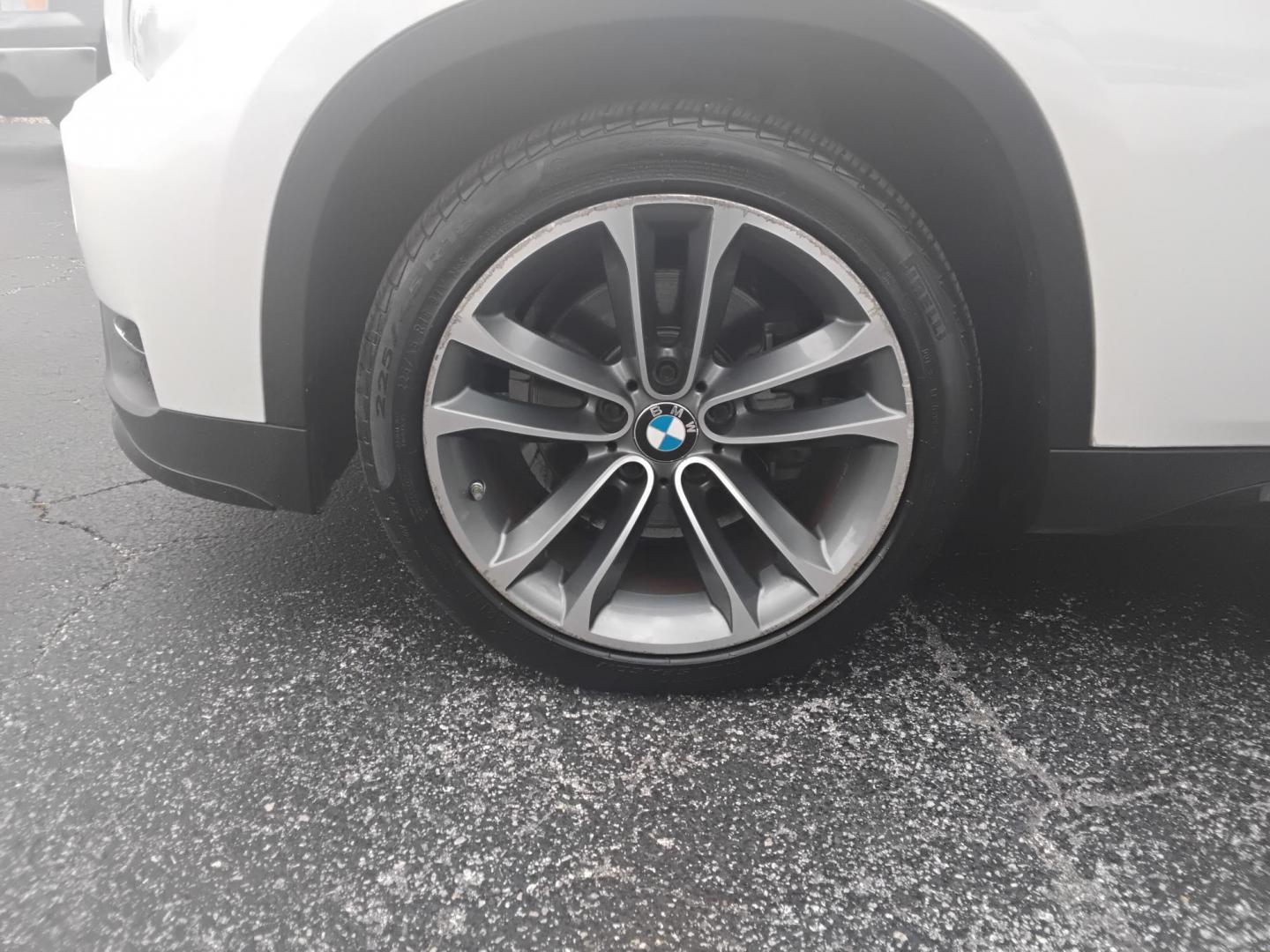 2015 White /Black BMW X1 sDrive28i (WBAVM1C58FV) with an 2.0L L4 DOHC 16V engine, 8-Speed Automatic transmission, located at 6112 N Florida Avenue, Tampa, FL, 33604, (888) 521-5131, 27.954929, -82.459534 - $499 down plus tax & tag. - Photo#9