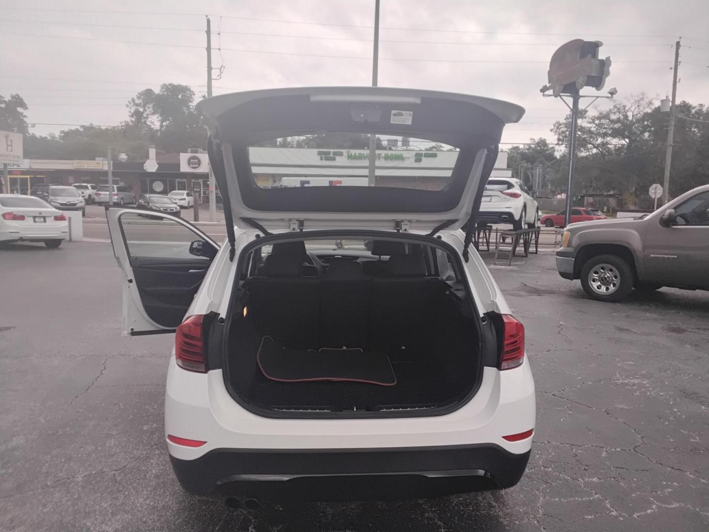 2015 White /Black BMW X1 sDrive28i (WBAVM1C58FV) with an 2.0L L4 DOHC 16V engine, 8-Speed Automatic transmission, located at 6112 N Florida Avenue, Tampa, FL, 33604, (888) 521-5131, 27.954929, -82.459534 - $499 down plus tax & tag. - Photo#4