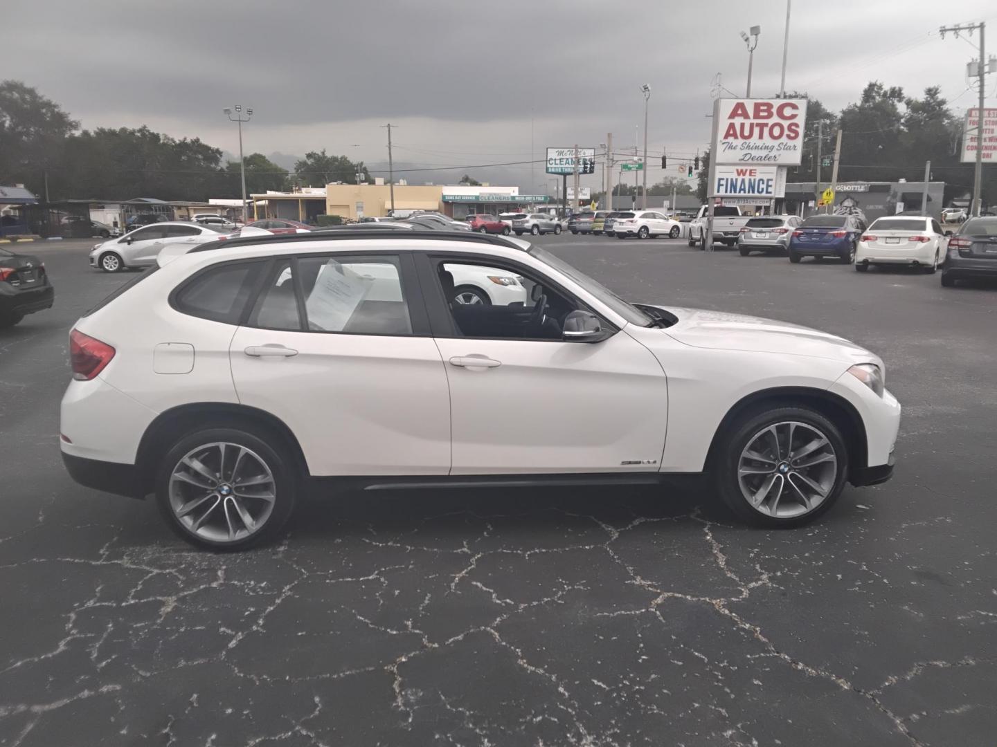 2015 White /Black BMW X1 sDrive28i (WBAVM1C58FV) with an 2.0L L4 DOHC 16V engine, 8-Speed Automatic transmission, located at 6112 N Florida Avenue, Tampa, FL, 33604, (888) 521-5131, 27.954929, -82.459534 - $499 down plus tax & tag. - Photo#1