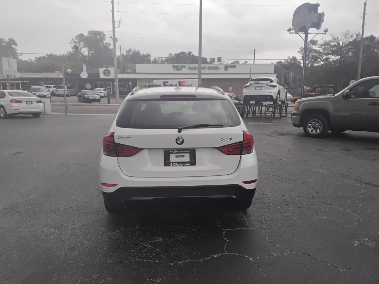 2015 White /Black BMW X1 sDrive28i (WBAVM1C58FV) with an 2.0L L4 DOHC 16V engine, 8-Speed Automatic transmission, located at 6112 N Florida Avenue, Tampa, FL, 33604, (888) 521-5131, 27.954929, -82.459534 - $499 down plus tax & tag. - Photo#3