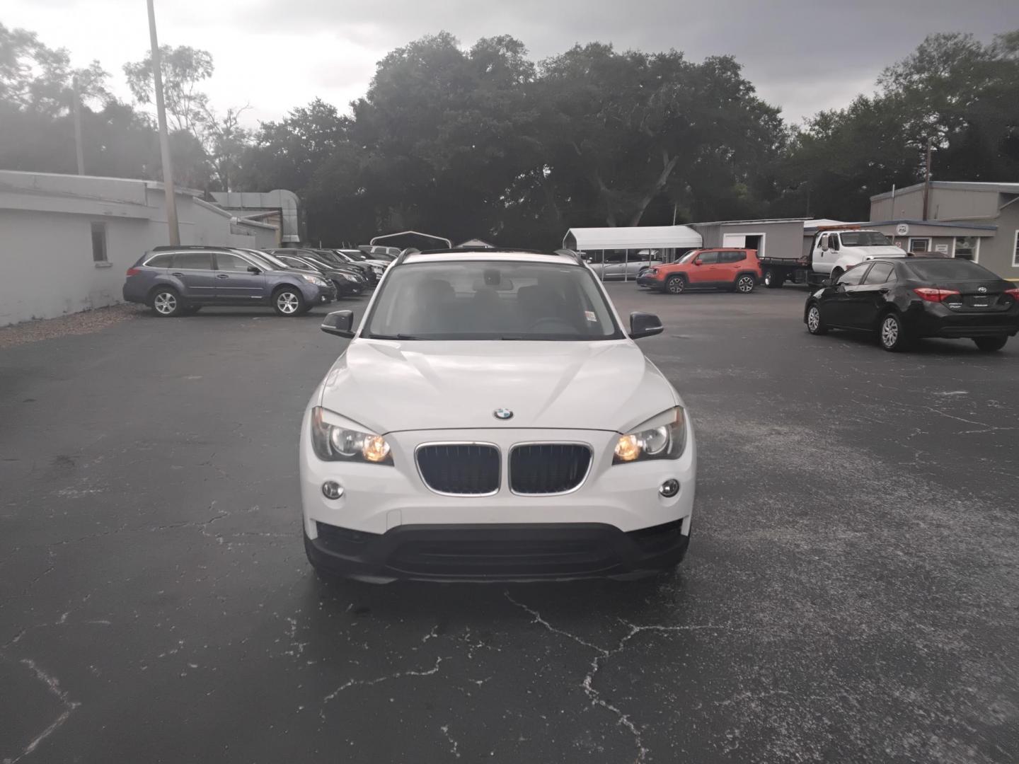 2015 White /Black BMW X1 sDrive28i (WBAVM1C58FV) with an 2.0L L4 DOHC 16V engine, 8-Speed Automatic transmission, located at 6112 N Florida Avenue, Tampa, FL, 33604, (888) 521-5131, 27.954929, -82.459534 - $499 down plus tax & tag. - Photo#2
