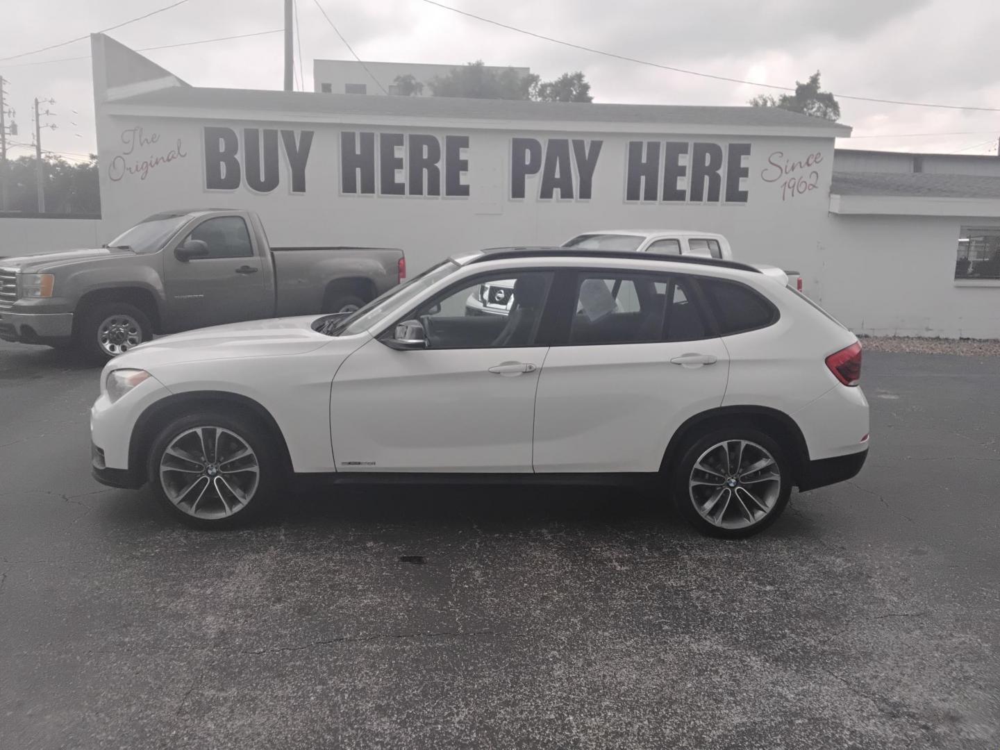 2015 White /Black BMW X1 sDrive28i (WBAVM1C58FV) with an 2.0L L4 DOHC 16V engine, 8-Speed Automatic transmission, located at 6112 N Florida Avenue, Tampa, FL, 33604, (888) 521-5131, 27.954929, -82.459534 - $499 down plus tax & tag. - Photo#0