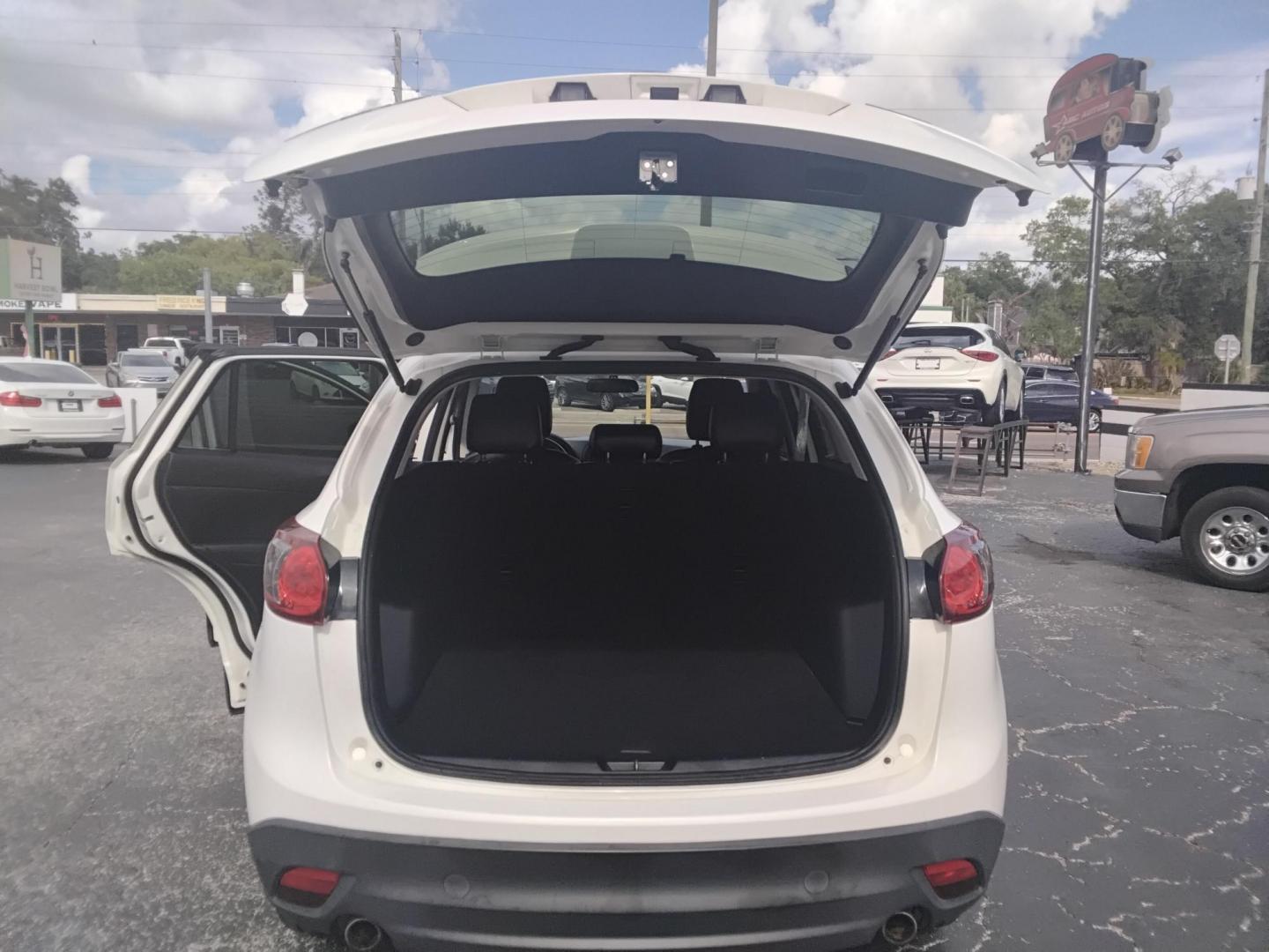 2014 White /Black Mazda CX-5 Sport AT (JM3KE2BE0E0) with an 2.5L L4 DOHC 16V engine, 6-Speed Automatic transmission, located at 6112 N Florida Avenue, Tampa, FL, 33604, (888) 521-5131, 27.954929, -82.459534 - $499 down plus tax & tag. - Photo#4