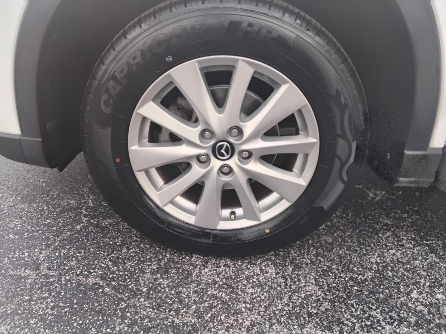 2014 White /Black Mazda CX-5 Sport AT (JM3KE2BE0E0) with an 2.5L L4 DOHC 16V engine, 6-Speed Automatic transmission, located at 6112 N Florida Avenue, Tampa, FL, 33604, (888) 521-5131, 27.954929, -82.459534 - $499 down plus tax & tag. - Photo#9