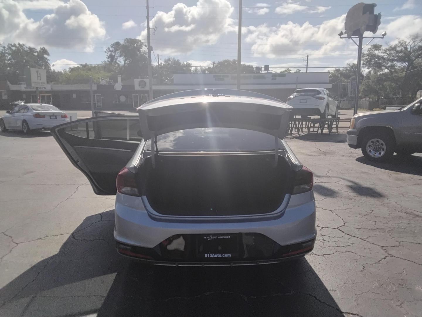 2020 SILVER /Beige Hyundai Elantra Limited (5NPD84LF7LH) with an 1.8L L4 DOHC 16V engine, 6A transmission, located at 6112 N Florida Avenue, Tampa, FL, 33604, (888) 521-5131, 27.954929, -82.459534 - $499 DOWN PLUS TAX & TAG.- Photo#4