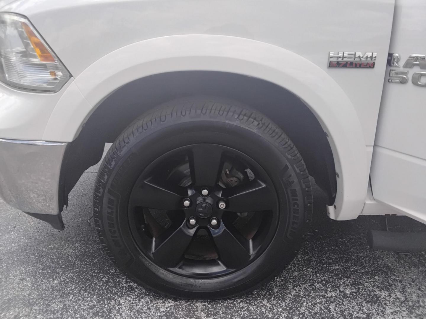2015 White /Grey RAM 1500 SLT Crew Cab SWB 2WD (1C6RR6LTXFS) with an 5.7L V8 OHV 16V engine, 6-Speed Automatic transmission, located at 6112 N Florida Avenue, Tampa, FL, 33604, (888) 521-5131, 27.954929, -82.459534 - $499 DOWN PLUS TAX & TAG. - Photo#8