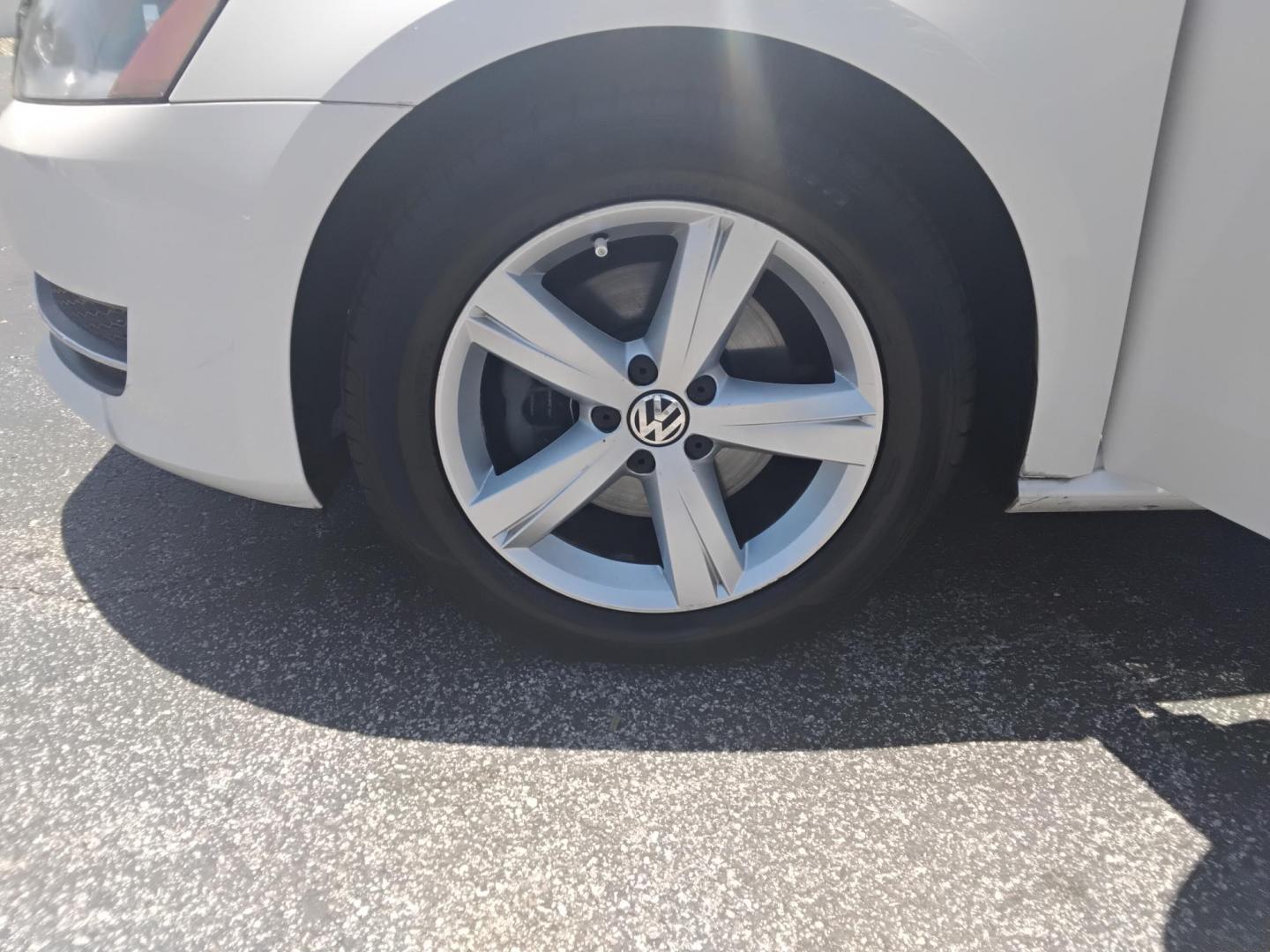2014 White /BLACK Volkswagen Passat 1.8T SE AT (1VWBS7A38EC) with an 1.8L L4 TURBO DIESEL engine, 6-Speed Automatic transmission, located at 6112 N Florida Avenue, Tampa, FL, 33604, (888) 521-5131, 27.954929, -82.459534 - $499 DOWN PLUS TAX & TAG. - Photo#8