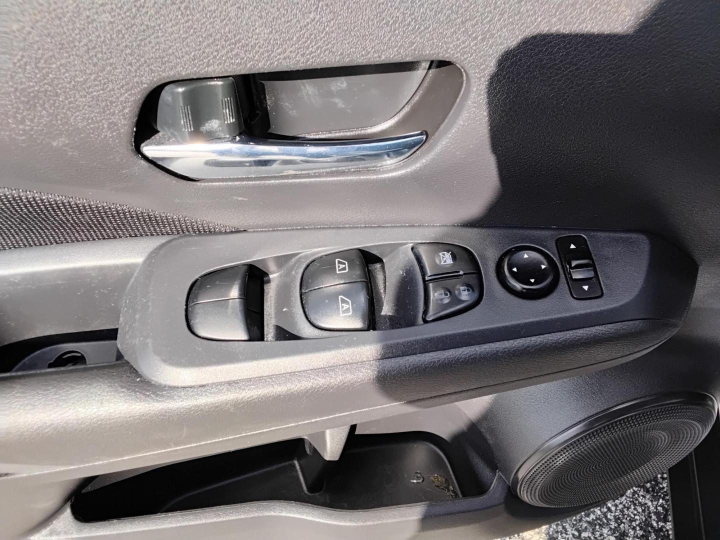 2021 White /Grey Nissan Kicks SV (3N1CP5CV8ML) with an 1.6L L4 engine, CVT transmission, located at 6112 N Florida Avenue, Tampa, FL, 33604, (888) 521-5131, 27.954929, -82.459534 - $499 DOWN PLUS TAX TAG. - Photo#8