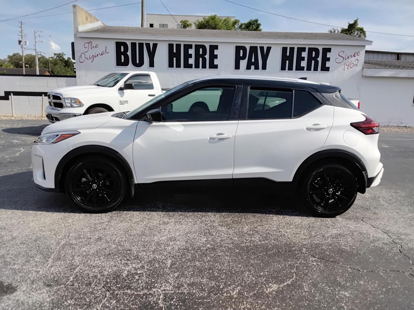 2021 White /Grey Nissan Kicks SV (3N1CP5CV8ML) with an 1.6L L4 engine, CVT transmission, located at 6112 N Florida Avenue, Tampa, FL, 33604, (888) 521-5131, 27.954929, -82.459534 - $499 DOWN PLUS TAX TAG. - Photo#0
