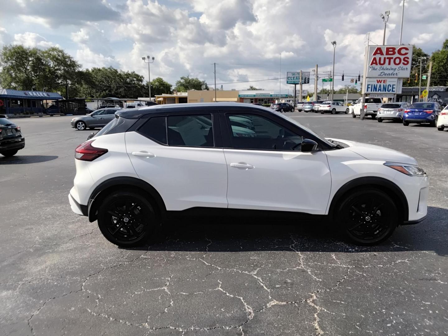 2021 White /Grey Nissan Kicks SV (3N1CP5CV8ML) with an 1.6L L4 engine, CVT transmission, located at 6112 N Florida Avenue, Tampa, FL, 33604, (888) 521-5131, 27.954929, -82.459534 - $499 DOWN PLUS TAX TAG. - Photo#2