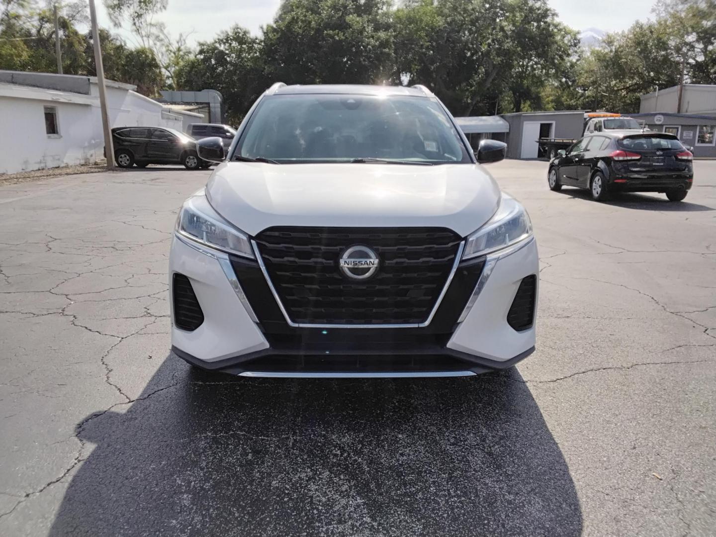 2021 White /Grey Nissan Kicks SV (3N1CP5CV8ML) with an 1.6L L4 engine, CVT transmission, located at 6112 N Florida Avenue, Tampa, FL, 33604, (888) 521-5131, 27.954929, -82.459534 - $499 DOWN PLUS TAX TAG. - Photo#1