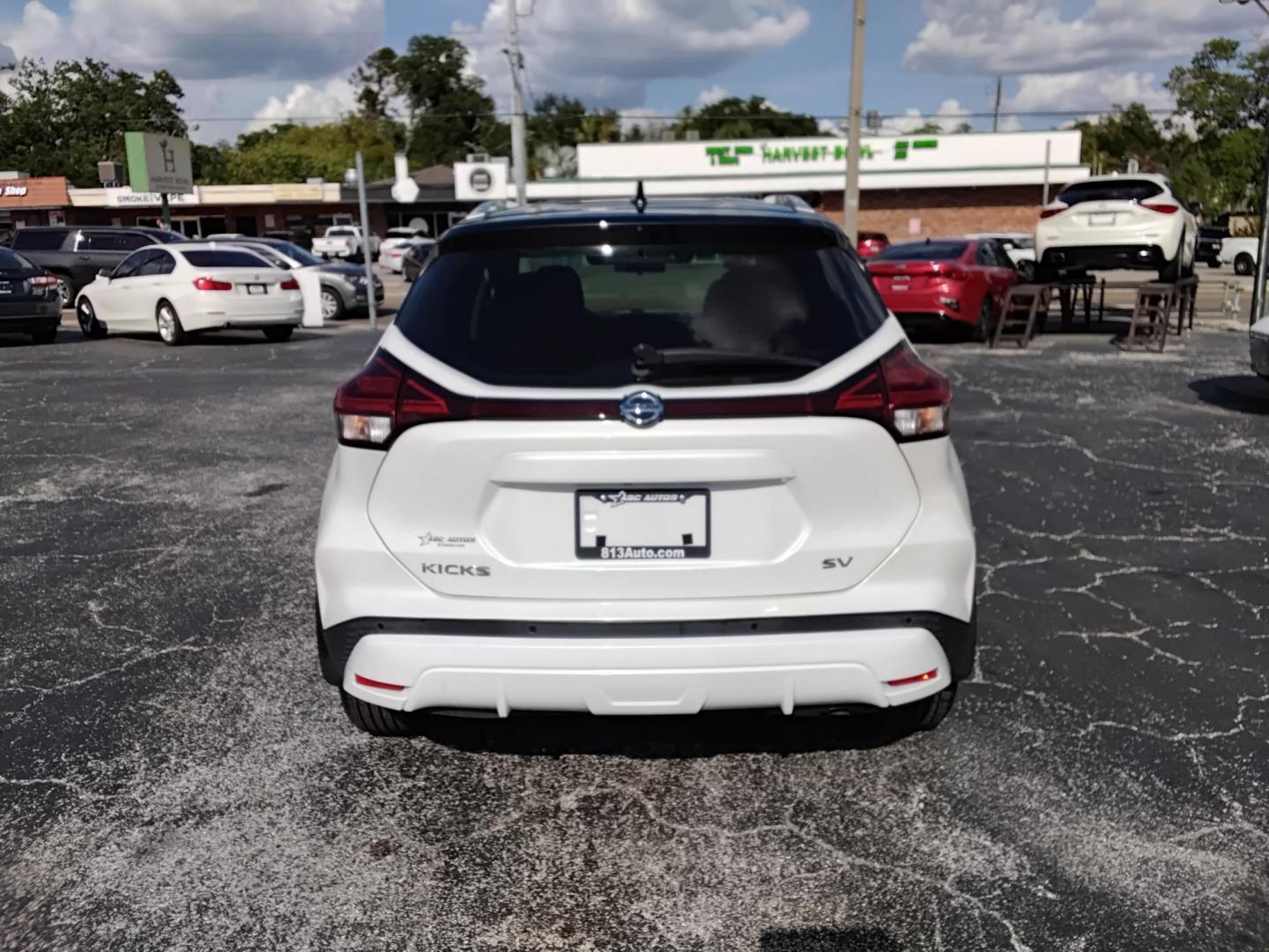 2021 White /Grey Nissan Kicks SV (3N1CP5CV8ML) with an 1.6L L4 engine, CVT transmission, located at 6112 N Florida Avenue, Tampa, FL, 33604, (888) 521-5131, 27.954929, -82.459534 - $499 DOWN PLUS TAX TAG. - Photo#4