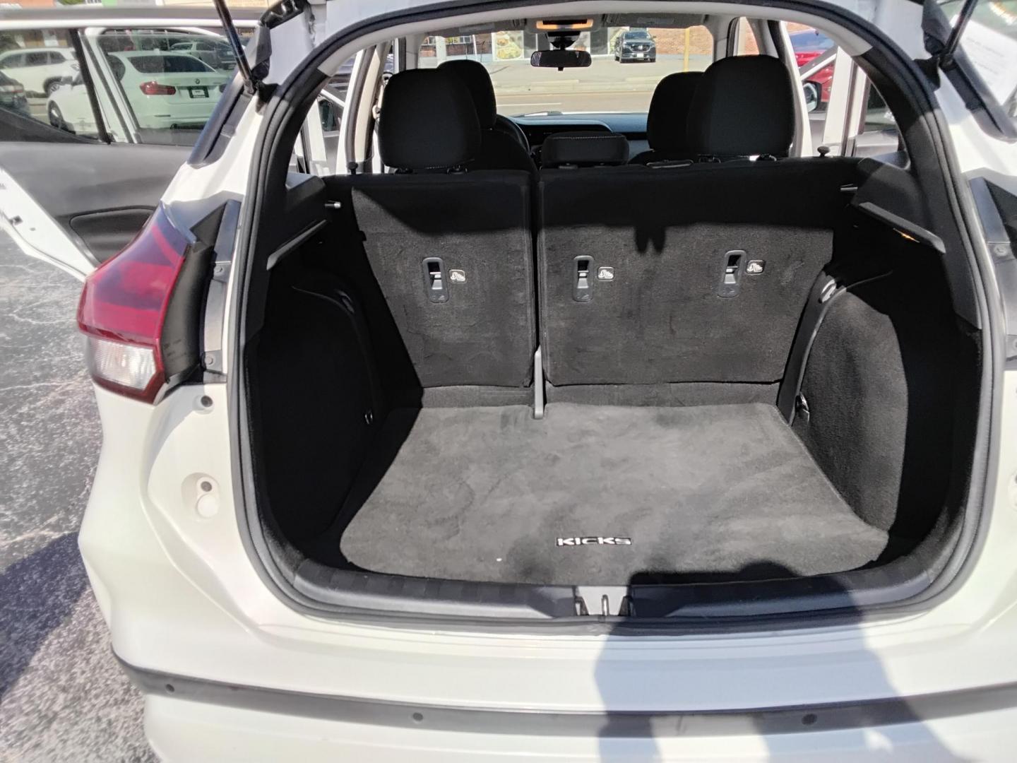 2021 White /Grey Nissan Kicks SV (3N1CP5CV8ML) with an 1.6L L4 engine, CVT transmission, located at 6112 N Florida Avenue, Tampa, FL, 33604, (888) 521-5131, 27.954929, -82.459534 - $499 DOWN PLUS TAX TAG. - Photo#3