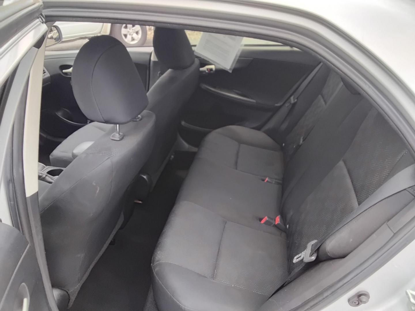 2009 SILVER /Grey Toyota Corolla Base 4-Speed AT (1NXBU40E59Z) with an 1.8L L4 DOHC 16V engine, 4-Speed Automatic Overdrive transmission, located at 6112 N Florida Avenue, Tampa, FL, 33604, (888) 521-5131, 27.954929, -82.459534 - $499 down plus tax & tag. - Photo#7