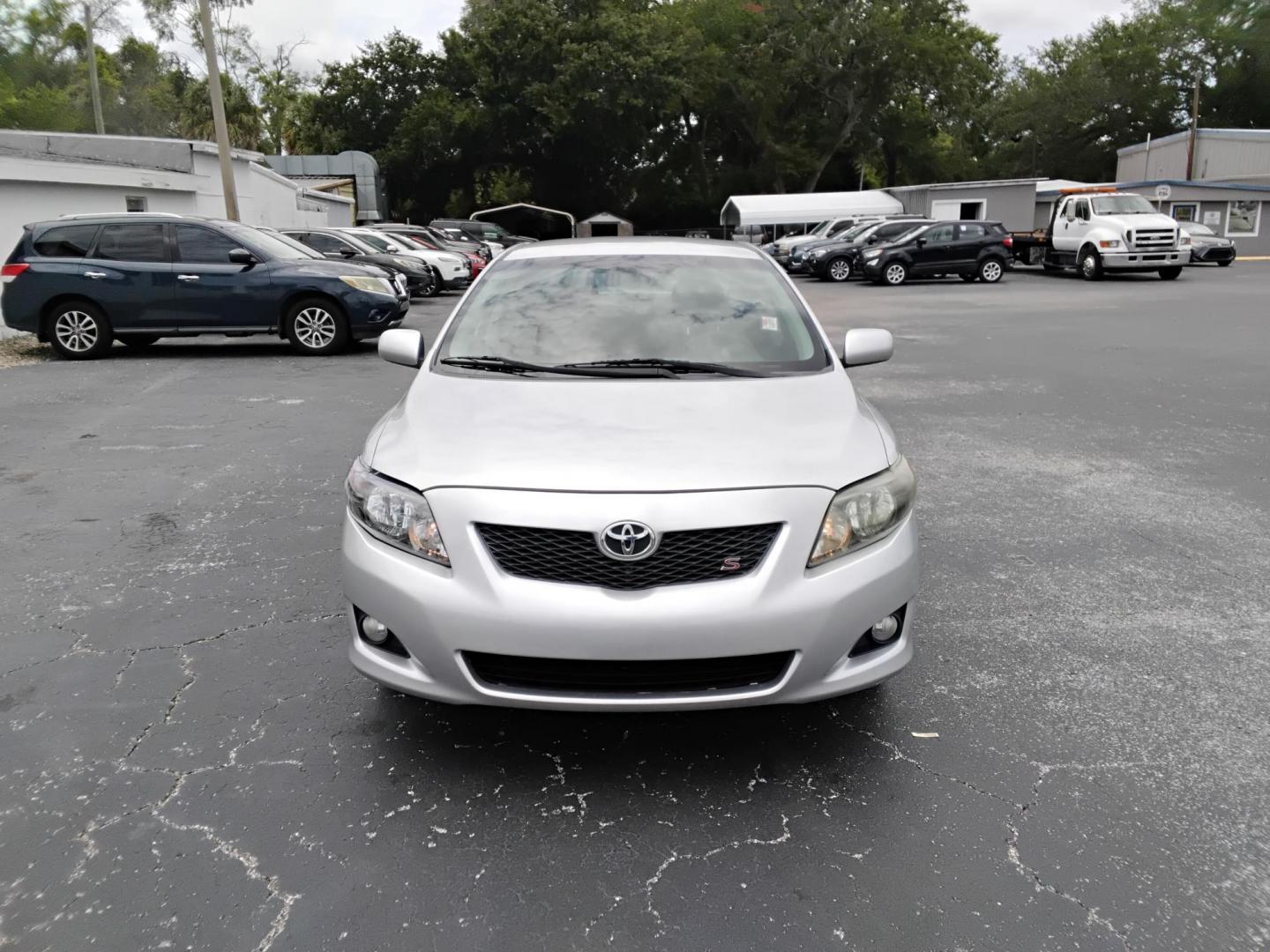 2009 SILVER /Grey Toyota Corolla Base 4-Speed AT (1NXBU40E59Z) with an 1.8L L4 DOHC 16V engine, 4-Speed Automatic Overdrive transmission, located at 6112 N Florida Avenue, Tampa, FL, 33604, (888) 521-5131, 27.954929, -82.459534 - $499 down plus tax & tag. - Photo#1