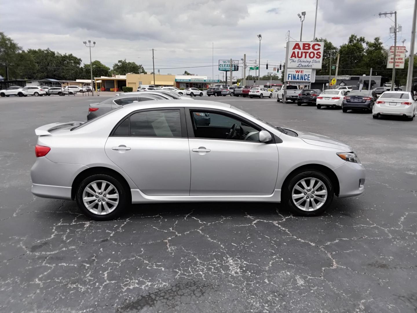 2009 SILVER /Grey Toyota Corolla Base 4-Speed AT (1NXBU40E59Z) with an 1.8L L4 DOHC 16V engine, 4-Speed Automatic Overdrive transmission, located at 6112 N Florida Avenue, Tampa, FL, 33604, (888) 521-5131, 27.954929, -82.459534 - $499 down plus tax & tag. - Photo#2