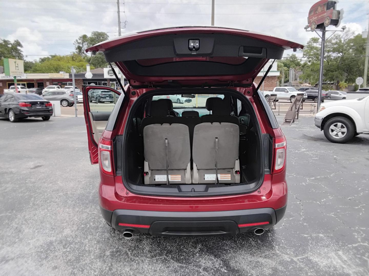 2015 RED /Beige Ford Explorer Base FWD (1FM5K7B89FG) with an 3.5L V6 DOHC 24V engine, 6-Speed Automatic transmission, located at 6112 N Florida Avenue, Tampa, FL, 33604, (888) 521-5131, 27.954929, -82.459534 - $499 down plus tax & tag. - Photo#3