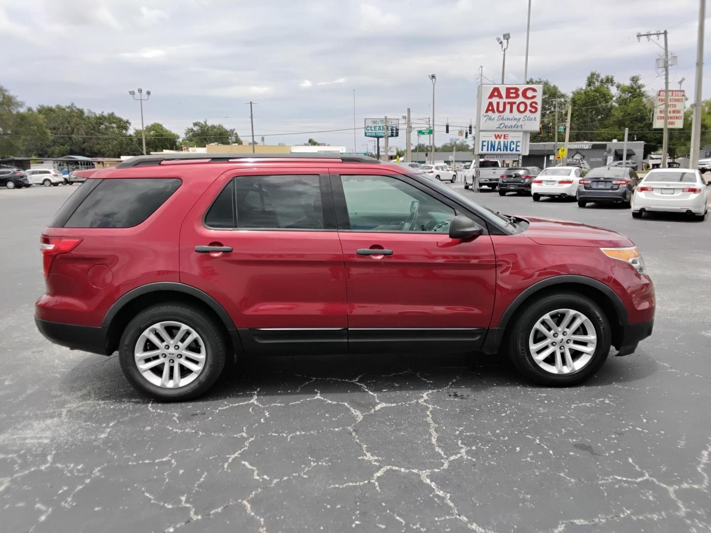 2015 RED /Beige Ford Explorer Base FWD (1FM5K7B89FG) with an 3.5L V6 DOHC 24V engine, 6-Speed Automatic transmission, located at 6112 N Florida Avenue, Tampa, FL, 33604, (888) 521-5131, 27.954929, -82.459534 - $499 down plus tax & tag. - Photo#2