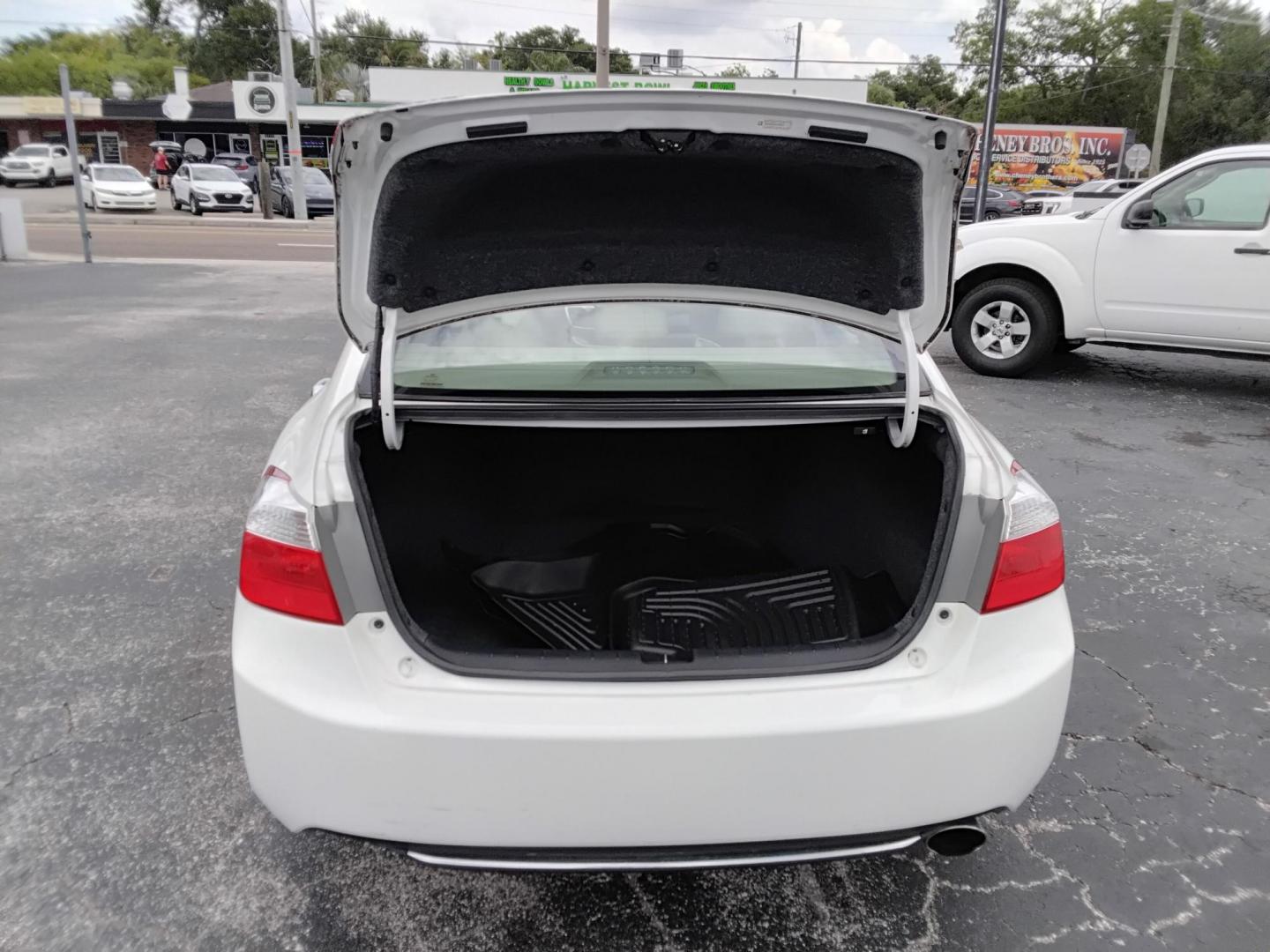 2014 White /Beige Honda Accord LX Sedan CVT (1HGCR2F36EA) with an 2.4L L4 DOHC 16V engine, Continuously Variable Transmission transmission, located at 6112 N Florida Avenue, Tampa, FL, 33604, (888) 521-5131, 27.954929, -82.459534 - $499 down plus tax & tag. - Photo#4