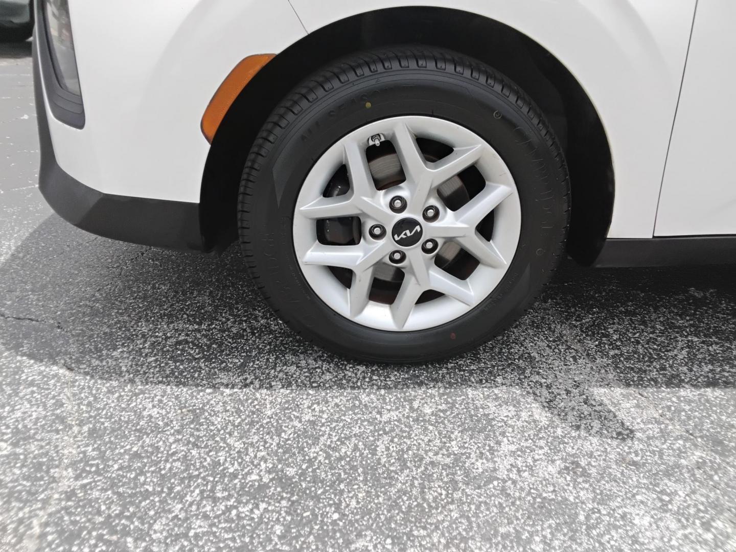 2021 White /Grey Kia Soul LX CVT (KNDJ23AU2M7) with an 2.0L L4 DOHC 16V engine, CVT transmission, located at 6112 N Florida Avenue, Tampa, FL, 33604, (888) 521-5131, 27.954929, -82.459534 - $499 down plus tax & tag. - Photo#5