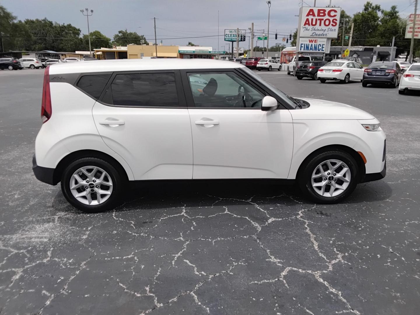 2021 White /Grey Kia Soul LX CVT (KNDJ23AU2M7) with an 2.0L L4 DOHC 16V engine, CVT transmission, located at 6112 N Florida Avenue, Tampa, FL, 33604, (888) 521-5131, 27.954929, -82.459534 - $499 down plus tax & tag. - Photo#2