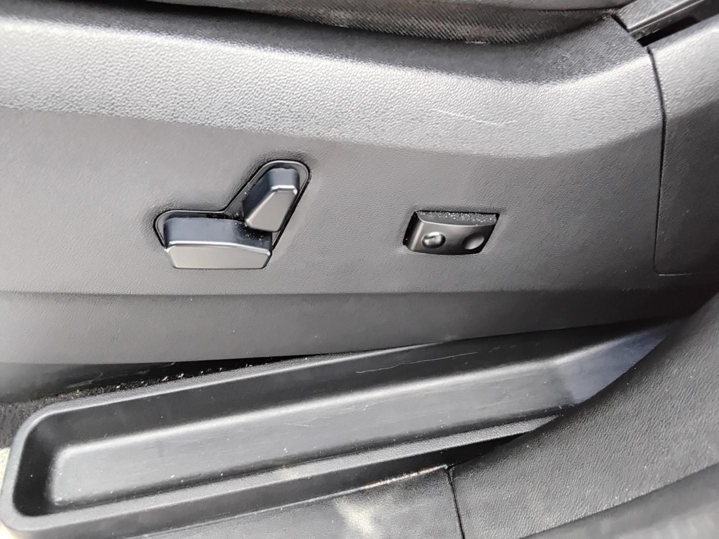 2016 BLACK /Grey Dodge Grand Caravan SXT (2C4RDGCG7GR) with an 3.6L V6 DOHC 24V engine, 6A transmission, located at 6112 N Florida Avenue, Tampa, FL, 33604, (888) 521-5131, 27.954929, -82.459534 - $499 down plus tax & tag.- Photo#15