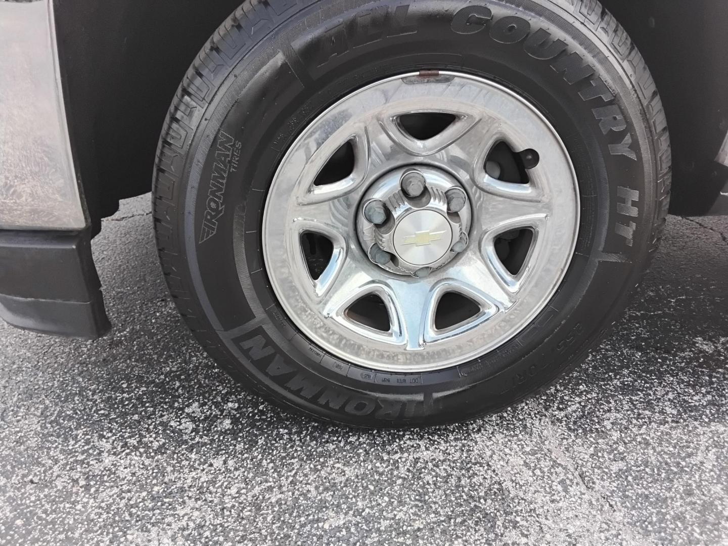 2018 White /Grey Chevrolet Silverado 1500 Work Truck Double Cab 2WD (1GCRCNEC8JZ) with an 5.3L V8 OHV 16V engine, 6A transmission, located at 6112 N Florida Avenue, Tampa, FL, 33604, (888) 521-5131, 27.954929, -82.459534 - $499 PLUS TAX & TAG.- Photo#7