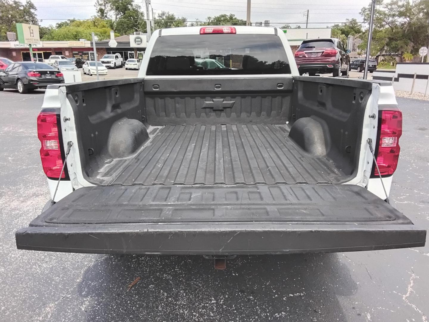 2018 White /Grey Chevrolet Silverado 1500 Work Truck Double Cab 2WD (1GCRCNEC8JZ) with an 5.3L V8 OHV 16V engine, 6A transmission, located at 6112 N Florida Avenue, Tampa, FL, 33604, (888) 521-5131, 27.954929, -82.459534 - $499 PLUS TAX & TAG.- Photo#4