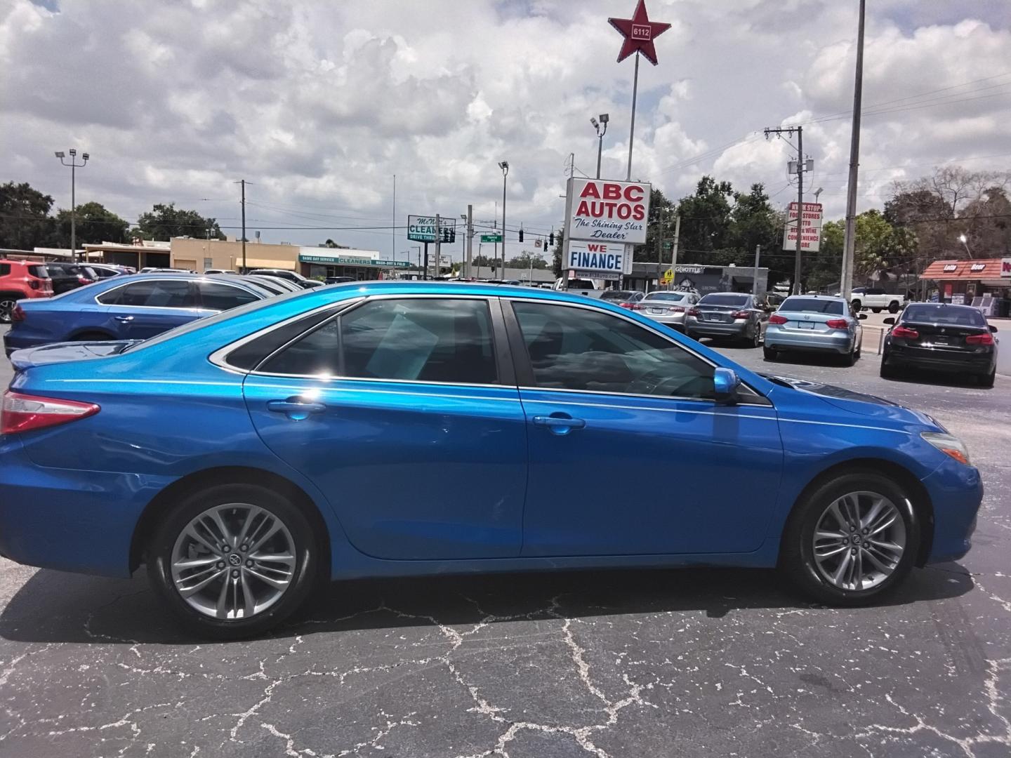 2017 BLUE /Black Toyota Camry SE (4T1BF1FK7HU) with an 2.5L L4 DOHC 16V engine, 6A transmission, located at 6112 N Florida Avenue, Tampa, FL, 33604, (888) 521-5131, 27.954929, -82.459534 - $499 down plus tax & tag.- Photo#1