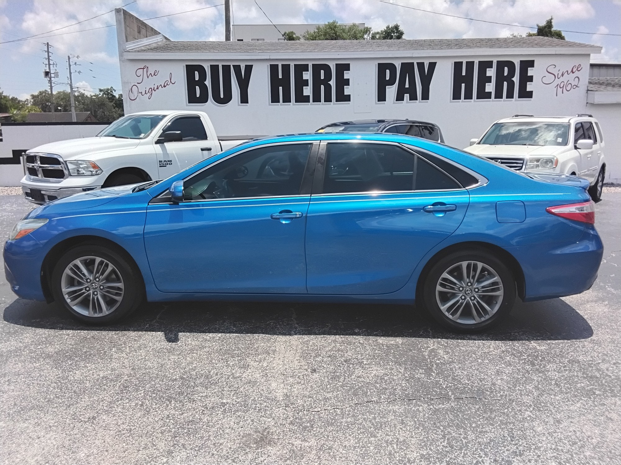 photo of 2017 Toyota Camry SE